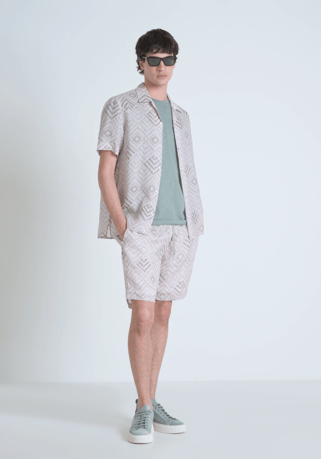 Look urbano con estilo moderno para hombre