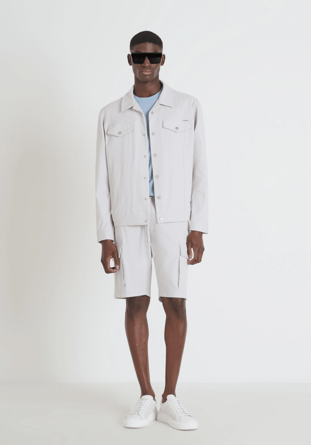 Look elegante con un toque informal para hombre