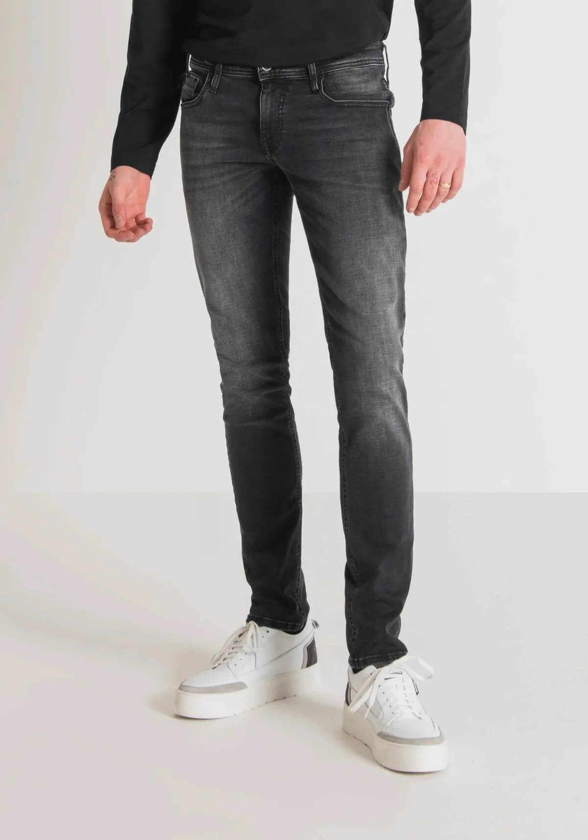 Jeans Ozzy Tapered Fit In Power