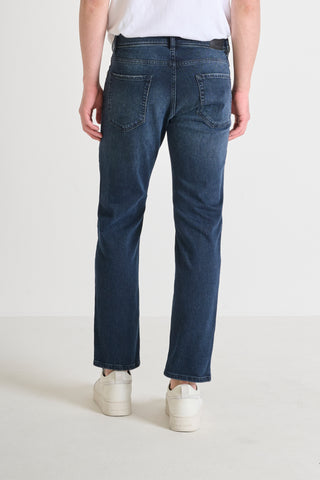 Jean slim con diseño estructurado para hombre