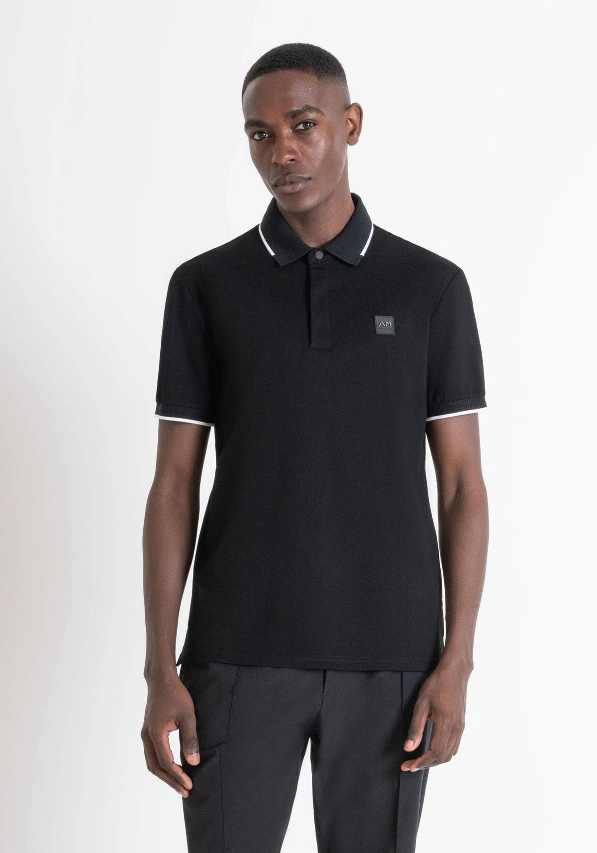 Camiseta tipo polo negra con logo para hombre