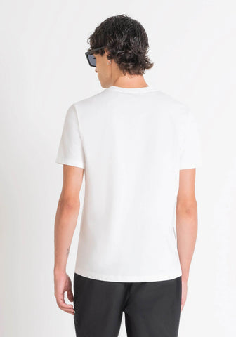 Camiseta blanca básica moderna hombre