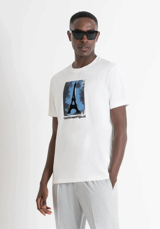 Camiseta blanca con logo metálico hombre