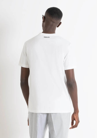 Camiseta blanca con logo metálico hombre