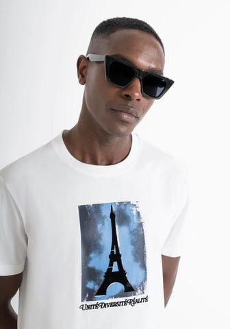 Camiseta blanca con logo metálico hombre