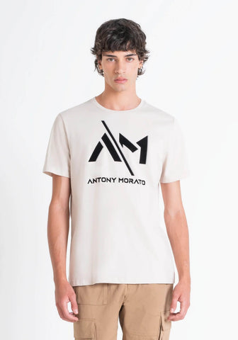 Camiseta clara estampada moderna para hombre