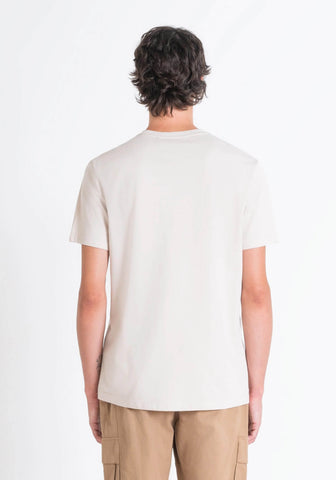 Camiseta clara estampada moderna para hombre
